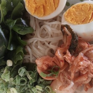 茹で卵とキムチとわかめとねぎの韓国冷麺